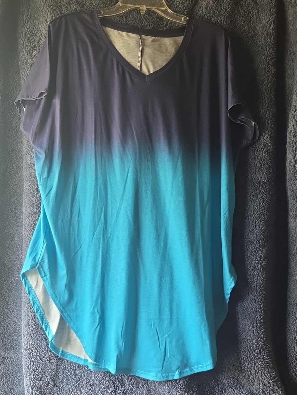 Women’s Short Sleeve V-Neck Ombre Tee in Navy to Turquoise